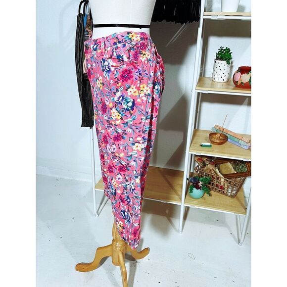 OSO Casuals Art Pop Floral Pink Capri Pants - Picture 2 of 5